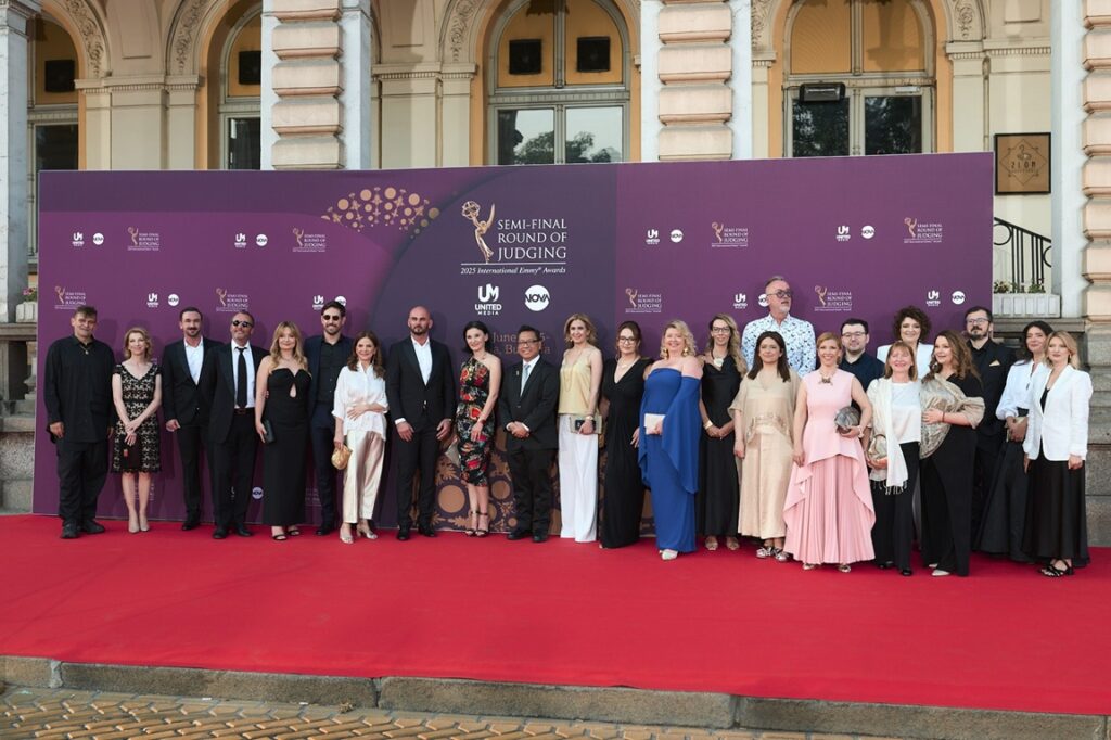 Στιγμιότυπο με όλους τους συντελεστές της United Media και της Nova Broadcasting Βουλγαρίας όπου μεταξύ άλλων διακρίνονται η Κική Σιλβεστριάδου, CEO της Nova Media (11η από αριστερά) και η Αγάπη Κεφαλογιάννη Program Director της Nova Media (7η από αριστερά